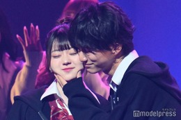 「今日好き」“りんはな”りんか＆植野花道カップル、二度目のおねだりで頬キス 焦らし技に観客興奮＜TGC teen 2023 Winter＞ 画像