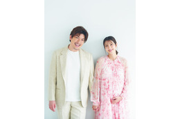 第1子妊娠中の本郷杏奈、ふっくらお腹披露 EXITりんたろー。と夫婦初共演でバックハグ 画像