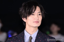 岡田将生、“大好きな兄”生田斗真撮影「ちょいひげのおかだ」ショットに反響 生田とのやり取りも「可愛すぎる」と話題に 画像