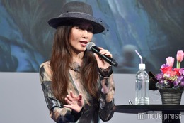 工藤静香、“超ミニ丈”ニットワンピから太ももチラリ「スタイル抜群」「めちゃくちゃかっこいい」と反響 画像