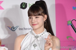 NiziUニナ、スラリ美脚輝くミニスカ姿＆上目遣いドアップショット公開「可愛すぎ」「天使」の声 画像