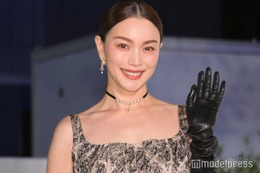 蛯原友里、美デコルテ輝くタイトドレスで登場＜ディオールホリデーポップアップ＞ 画像