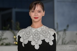 多部未華子、黒ドレス×赤リップでオーラ放つ＜ディオールホリデーポップアップ＞ 画像