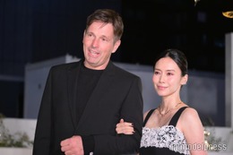 中谷美紀、ドイツ人夫と夫婦でイベント登場 腕組み2ショットで見つめ合い＜ディオールホリデーポップアップ＞ 画像