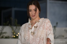 中村アン、透けドレスで美脚チラリ クールな佇まい＜ディオールホリデーポップアップ＞ 画像