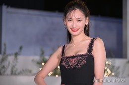 大政絢、美ボディ際立つセクシードレスで魅了＜ディオールホリデーポップアップ＞ 画像