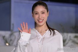 土屋太鳳、第1子出産後初の公の場 ホワイトドレスで変わらぬスタイル披露＜ディオールホリデーポップアップ＞ 画像