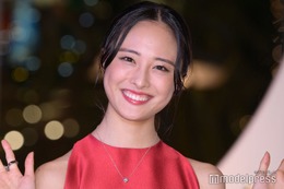 大友花恋、真っ赤なロングドレスで登場 憧れのクリスマス明かす 画像