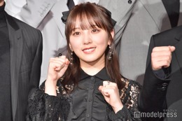 乃木坂46与田祐希、透けワンピ姿で登場 壮絶“喧嘩”エピソード告白「Tシャツ破いて…」＜OUT＞ 画像