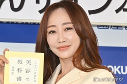 神崎恵、美容で“やらなくてもいいこと”に着目した理由「実は大事なんです」＜一生ものの基礎知識 美容の教科書＞ 画像
