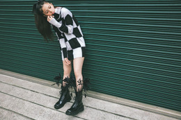 齋藤飛鳥、大胆美脚披露 ビックニット1枚で着こなし 画像
