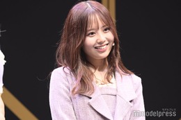 乃木坂46佐藤璃果、ミニ丈ワンピでスラリ美脚披露「可愛すぎる」「スタイル抜群」の声 画像