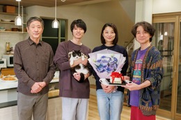 小池栄子、誕生日サプライズに涙 HiHi Jets作間龍斗ら“家族”が祝福＜コタツがない家＞ 画像