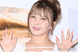 AAA宇野実彩子、ミニ丈ドレスからスラリ美脚 クリスマスコーデに「可愛い」「スタイル抜群」の声 画像
