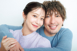 EXITりんたろー。、妻・本郷杏奈をハグ 夫婦の「シェア美容」公開 画像