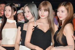 NiziU、モノトーン衣装で圧巻美脚披露＜MTV VMAJ 2023ブルーカーペット＞ 画像