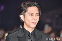 山下智久、“近距離ファンサ”で会場沸く 5年ぶりライブツアーで“ファンと音楽の力”実感＜MTV VMAJ 2023ブルーカーペット＞ 画像