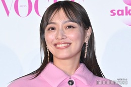 内田理央、タイトミニスカ姿で美脚披露 オールピンクコーデまといウォーキング 画像
