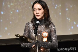 菊地凛子、美ボディライン際立つタイトドレス披露 受賞に感慨「心の励みになった」＜第15回TAMA映画賞＞ 画像
