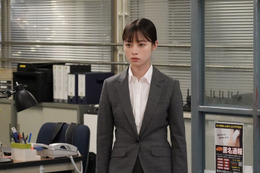 ＜トクメイ！警視庁特別会計係 第7話＞円ら、転落した男が抱える大きな秘密に迫る 脅迫者Xの捜査に新たな進展 画像