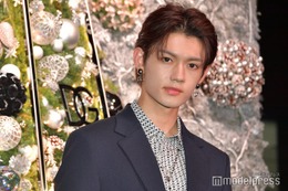佐野勇斗、デコ出し＆大ぶりピアスで登場 クリスマスツリーを見てもらいたい人へメッセージ＜ドルチェ＆ガッバーナホリデー＞ 画像