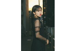 鈴木愛理、ほっそり二の腕際立つ黒レースワンピ姿 大人の素顔見せる 画像