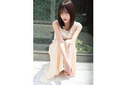 注目声優・花宮初奈“女神級”のドレス姿 アンニュイな表情で魅了 画像
