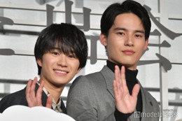 Lil かんさい嶋崎斗亜、オフショット担当なのにアリを撮影 水上恒司「俺よりアリなんだ」＜あの花が咲く丘で、君とまた出会えたら。＞ 画像