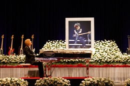 X JAPAN・YOSHIKI、55歳で死去・HEATHさんとの別れに涙「僕らが前に進むことが最高の恩返し」ピアノの特別演奏も捧ぐ＜「HEATH Farewell & Flower Offering Ceremony」挨拶全文＞ 画像