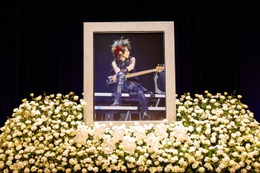 55歳で死去のX JAPAN・HEATHさんお別れ会開催 メンバーら100人の著名人・1万人の一般客参列＜HEATH Farewell & Flower Offering Ceremony＞ 画像
