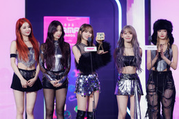 LE SSERAFIM「Favorite Dance Performance Female Group」受賞 投げキスで感謝伝える＜2023 MAMA AWARDS DAY2＞ 画像