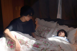 ＜18歳、新妻、不倫します。 第8話＞煌、三条家へ復讐誓う 児童養護施設での壮絶な過去とは 画像