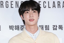 “入隊から1年”BTS・JIN、兵長に早期進級 誕生日に報告 画像