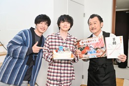 田中圭、林遣都に「おっさんずラブ」特製バースデーケーキのサプライズ 吉田鋼太郎と祝福 画像