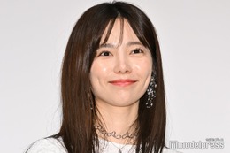 島崎遥香、色白美脚覗くミニ丈ワンピ姿に反響「スタイル良い」「美白」 画像