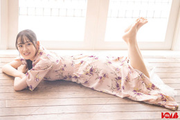 乃木坂46向井葉月、スラリ美脚披露 まったり寝転ぶ＜独占カットあり＞ 画像