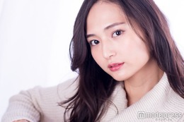 山賀琴子、婚約発表？左手薬指に指輪キラリ 恋人との密着2ショット公開 画像