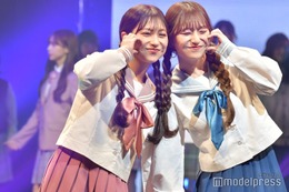 双子クリエイター・あみみゆちゃんねる、お揃いセーラー服＆三つ編みヘアで仲良しランウェイ＜学生ランウェイ＞ 画像