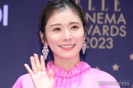 松岡茉優、ピンクドレス姿で登場「ちょっと派手でしたでしょうか？」2023年は“出会いが多かった1年” 画像