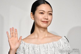 二階堂ふみ＆チェ・ジョンヒョプ、頬寄せで密着ハグ “身長29cm差”を隠したラブラブ動画に「にやけが止まらない」「お似合い」と悶絶の声＜Eye Love You＞ 画像