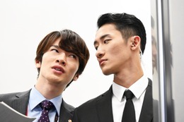 「今日からヒットマン」岩本照＆深澤辰哉、至近距離で睨み合い 相葉雅紀の戦いが涙の完結 画像