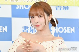 三上悠亜“ミニ丈”スカートでスラリ美脚披露「可愛すぎる」「天使」の声 画像