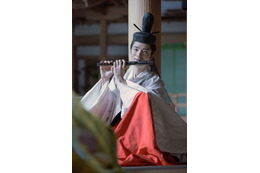 塩野瑛久、冠姿で笛を吹く「光る君へ」一条天皇の扮装写真公開 画像