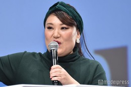 結婚3年目のフォーリンラブ・バービー、ハワイ挙式を報告 夫“釘付け”のドレスバックショットに反響 画像