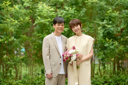 名倉潤＆渡辺満里奈夫妻、18年前の結婚式と同じポーズで記念撮影 バウリニューアルで思い伝える 画像