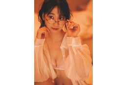 AKB48柏木由紀、メガネに透けシャツ＆ランジェリーで色気あふれる 画像