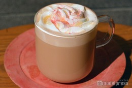 スタバ新作「ストロベリー ラベンダー ティー ラテ」試飲レポ　心も華やぐ芳醇ティーラテ 画像