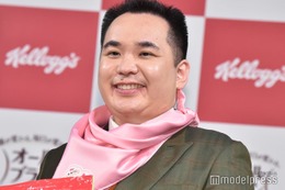 ミルクボーイ内海、“大ファン”ちいかわ愛溢れるクリスマスショットが話題「凄すぎる」 画像