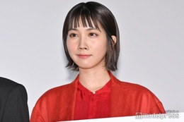 松本穂香、ミニ丈から美脚チラリ “大の字ポーズ”が「可愛すぎる」と話題 画像
