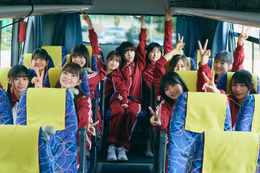 乃木坂46、5期生写真集は1st写真集をオマージュ 個性炸裂ジャージ姿の先行カット解禁 画像